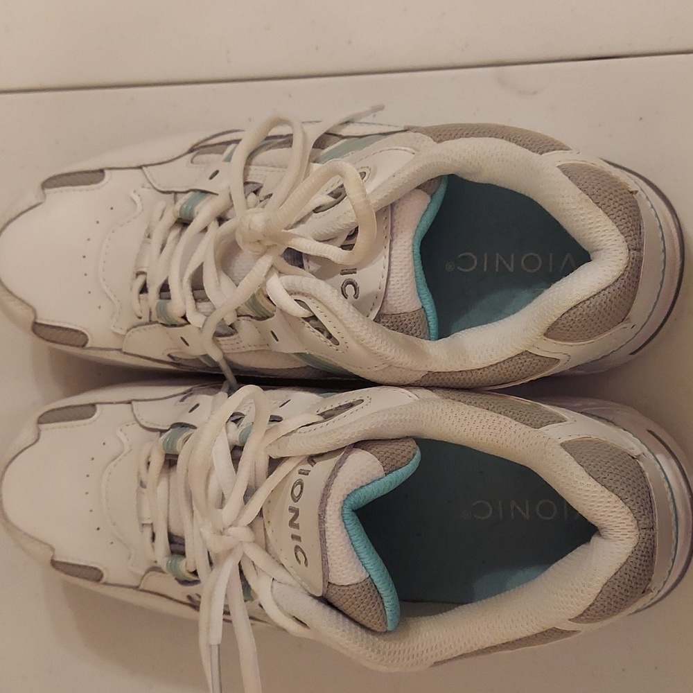 Vionic Walking Tennis Shoes W9 wide